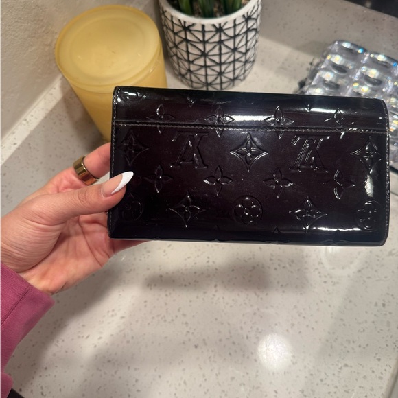 Louis Vuitton - Picture 2 of 5